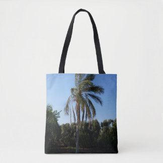 Palmenbaum unter einem klaren Himmel versetzen Tasche