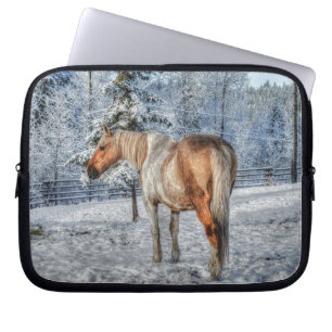 Palomino Paint Horse and Snow Equine Foto Laptopschutzhülle