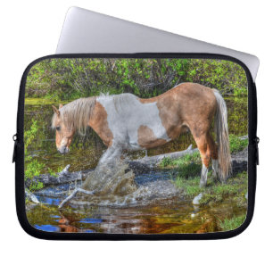 Palomino Paint Horse & Forest Pond Laptopschutzhülle