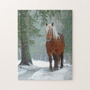 Palomino Pferd im Winter Schnee im Wald
