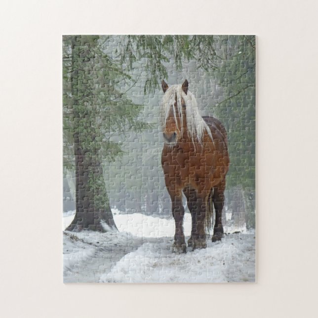 Palomino Pferd im Winter Schnee im Wald (Vertikal)