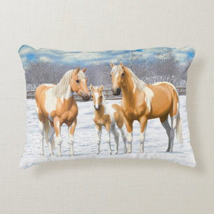 Palomino Pinto Paint Quarter Pferde im Schnee Zierkissen