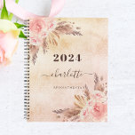 Pampas Gras Rose Goldfloralen Name 2023 Planer<br><div class="desc">Eine rustikale Rose Gold und rosa Imitate metallisch aussehend Hintergrund. Mit Rose Gold,  rosa Blumen,  Pampas Gras dekoriert. Personalisieren und fügen Sie einen Namen,  Titel und Jahr. Der Name ist mit einem modernen handgeschriebenen Stilskript geschrieben.</div>