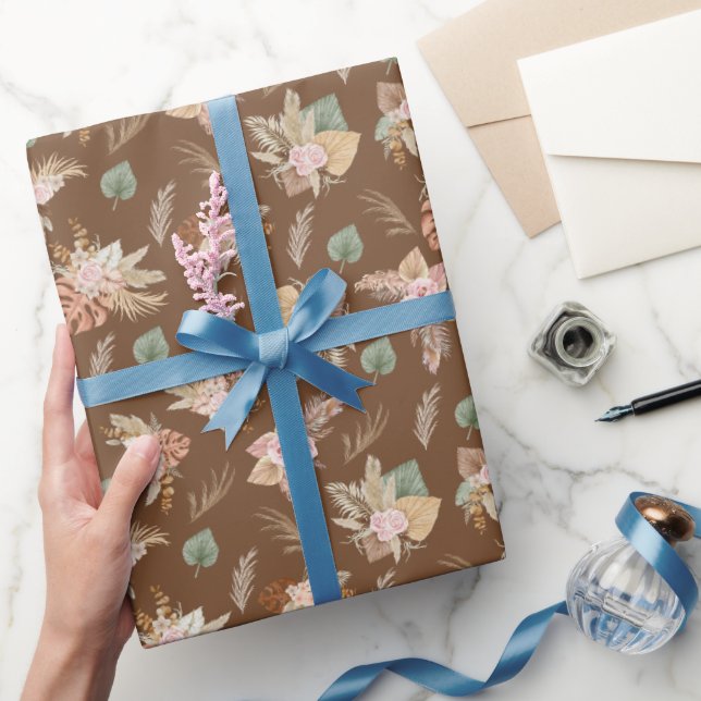 Pampas Grass & Blume auf Kaffee Brown Geschenkpapier (Schenken)
