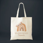 Pampas Grass Boho Rainbow Floral Bridesmaid Custom Tragetasche<br><div class="desc">Dankeschön an all deine Brautjungfrauen mit dieser bezaubernden personalisierten Tasche. Die Totentasche ist mit einem einfachen Boho-Regenbogen und einer Blumenstruktur aus Pampas-Gras ausgestattet. Personalisieren Sie den Text mit beliebigen Formulierungen Ihrer Wahl. Diese Tasche ist perfekt,  um alle wichtigen Dinge Ihrer Brautjungfrau an Ihrem Hochzeitstag zu tragen.</div>