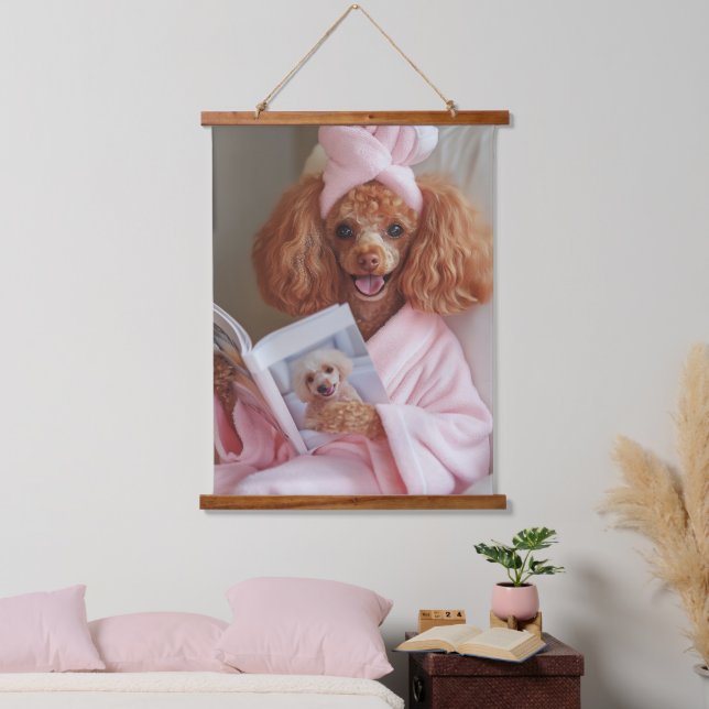 Pampered Poodle Reading Day Wandteppich Mit Holzrahmen (Schlafzimmer)