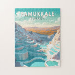 Pamukkale Türkei Reisen Vintag<br><div class="desc">Pamukkale Retro Vektor Reise Design. Es liegt in der Nähe von Hierapolis,  einer antiken römischen Wellness-Center-Stadt,  die um 190 v. Chr. gegründet wurde.</div>