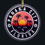 Panama City Beach Florida Retro Sunset Palm Tree Keramik Ornament<br><div class="desc">Diese maßgeschneiderten Panama City Florida Retro 60er Palmen Souvenirs. Panama City Beach Florida, Retro Strandsouvenirs. Reisedesign für Sommerliebhaber. Dieses Retro-Vintage Design ist eine großartige Idee für Ferien, Geburtstag und Sommerurlaub. - Sie können die Vorlage personalisieren, indem Sie einen Namen Ihrer Stadt oder Position, Jahr hinzufügen und Text hinzufügen, um sie...</div>