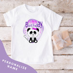 Panda 5th Birthday Girls Tshirt (Lila)<br><div class="desc">Ein hübsches und stilvolles Design für ein ganz besonderes Geburtstagsmädchen. Aktualisieren Sie einfach ihren Namen, um ihn zu personalisieren. Achten Sie darauf, die Erholung meiner Sammlung für viele andere schöne Optionen aus dem Karo zu ziehen.</div>