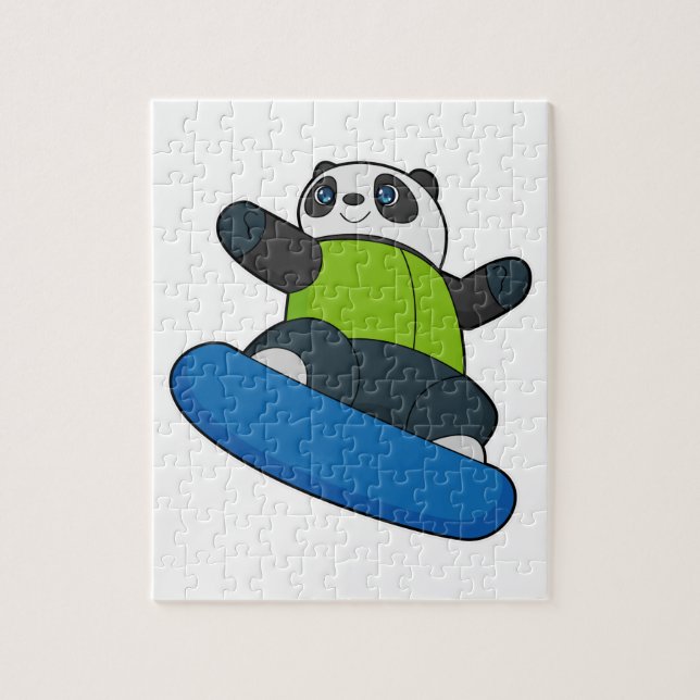 Panda als Snowboarder mit Snowboard (Vertikal)