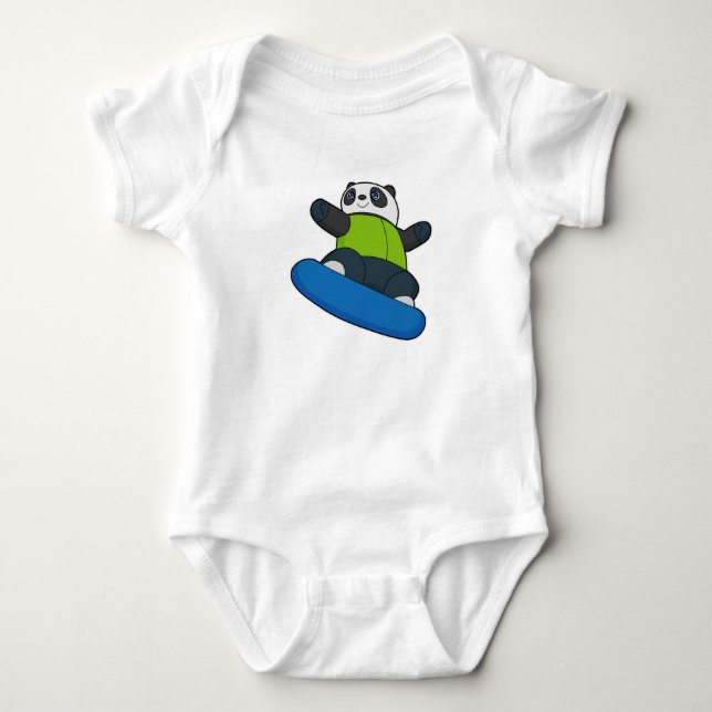 Panda als Snowboarder mit Snowboard Baby Strampler (Vorderseite)
