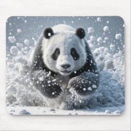 Panda-Bär läuft im Schnee Mousepad