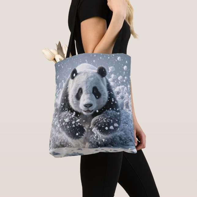 Panda-Bär läuft im Schnee Tasche (Von Nahem)
