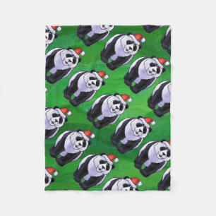 Panda Bear in Weihnachtsmannmütze auf Green Fleecedecke