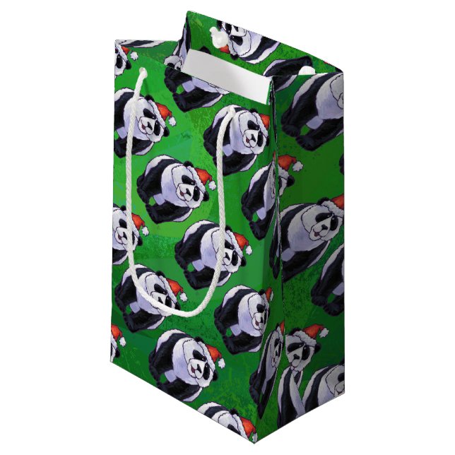Panda Bear in Weihnachtsmannmütze auf Green Kleine Geschenktüte (Vorderseite Schrägansicht)
