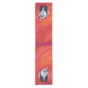 Panda Bear in Weihnachtsmannmütze auf Rot Kurzer Tischläufer
