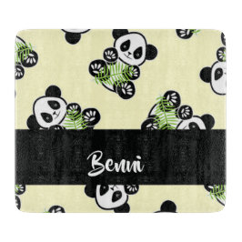 Panda bear with green bamboo leaves schneidebrett