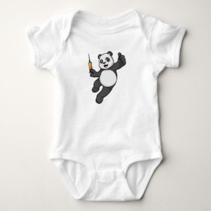 Panda bei Impfung mit Spritze Baby Strampler