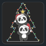 Panda Christmas Tree Weihnachtsanimals Pandas Quadratischer Aufkleber<br><div class="desc">Die Pandas sehen aus wie ein Weihnachtsbaum. Mit den Lichtern der Feen und den Hüten des Weihnachtsmannes sind sie perfekt für Weihnachten. Jeder Panda-Liebhaber freut sich über die niedliche Tiere für die Ferien</div>