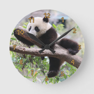 Panda Cub Relaxing In a Tree Runde Wanduhr