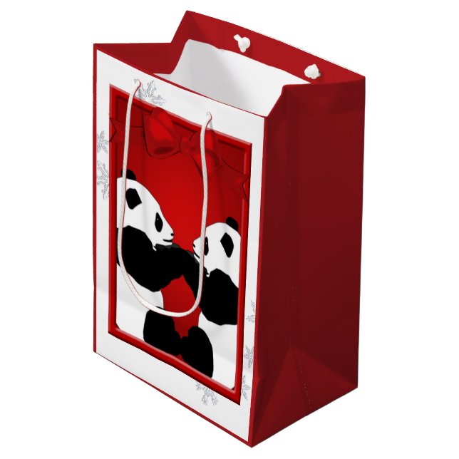 Panda Friends Christmas Med GB Mittlere Geschenktüte (Vorderseite Schrägansicht)