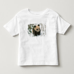 Panda-Jungtier im Schnee, Wolong, Sichuan, China Kleinkind T-shirt