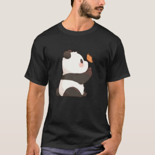 Panda mit einem Schmetterling, der auf seiner Nase T-Shirt