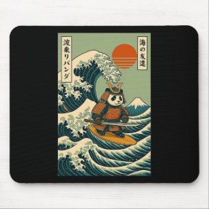 Panda-Samurai surft auf einer japanischen Welle Mousepad
