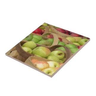 Paniers d'Apple au carreau de céramique du marché