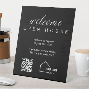Panneau de code QR de l'agent immobilier audacieux