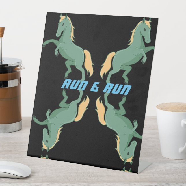 Panneau Pedestal en plastique avec Horse Image Run (In SItu)