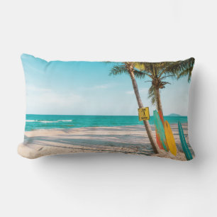 Panneaux de surf sur la plage lancer oreiller