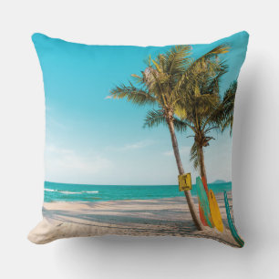 Panneaux de surf sur la plage lancer oreiller