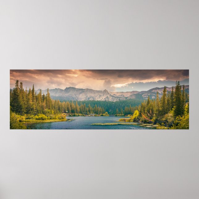 Panorama: Ein Bach unter einem Berg Poster (Vorne)