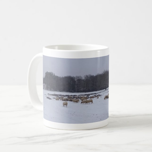 Panoramaaussicht auf die Schneewelt mit der Tasse  (Vorderseite Links)