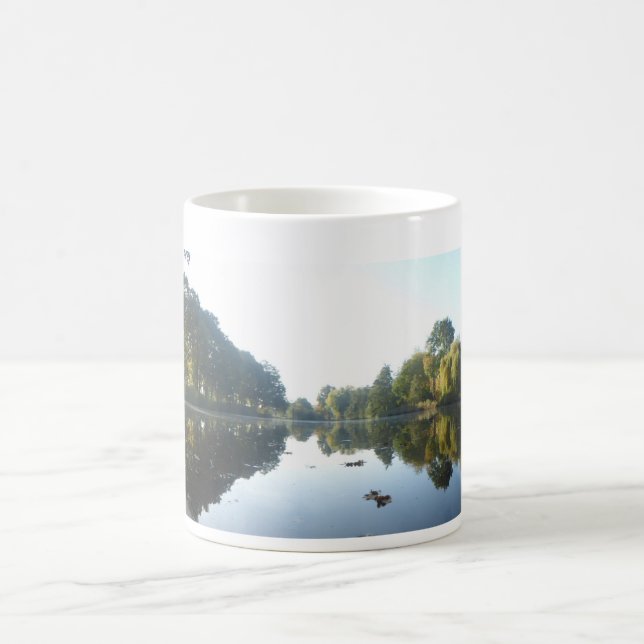 Panoramabaume auf der Tasse des Kaffees direkt am  (Mittel)