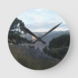 Panoramablick auf das Bergtal und historische Stad Runde Wanduhr