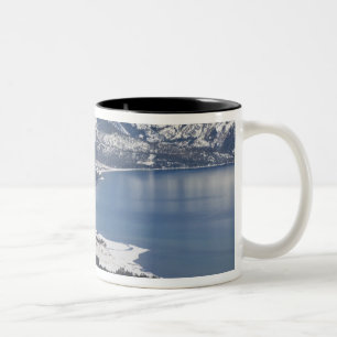 Panoramablick auf den Lake Tahoe, USA Zweifarbige Tasse