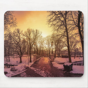 Panoramablick auf den verschneiten Park bei Sonnen Mousepad