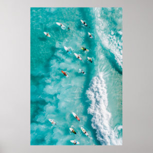 Panoramasicht auf den Ozean mit Surfern, die in we Poster