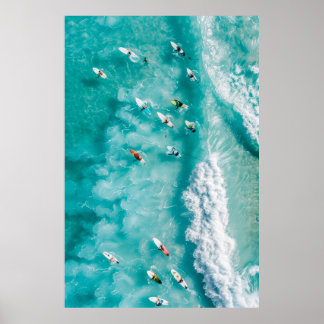 Panoramasicht auf den Ozean mit Surfern, die in we Poster