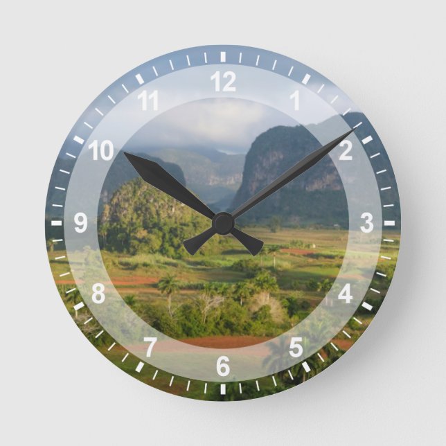 Panoramic valley landscape, Cuba Runde Wanduhr (Vorderseite)