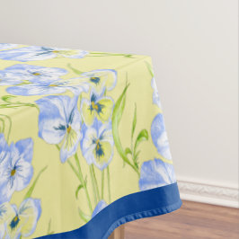 Pansies bleues Icy sur une nappe
