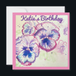 Pansy Stiefmütterchen Lila Blume Blumenrosa<br><div class="desc">Iris Iris Lila Blume Blumendesign,  mit einem vollständig anpassbaren Namen. Entworfen aus einem meiner ursprünglichen Blumengartenfotos & meine ursprüngliche Schrift,  genießen Sie!</div>