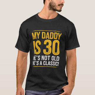 Papa 30. Geburtstag Er ist nicht alt Er ist ein kl T-Shirt