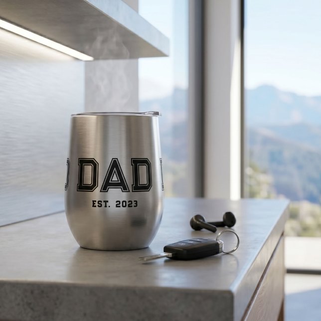 Papa a établi un nouveau cadeau pour papa (Créateur téléchargé)