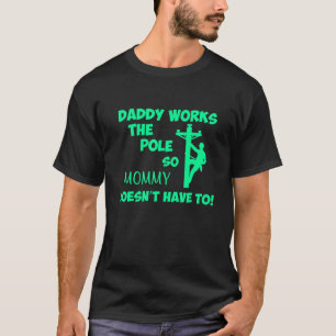Papa arbeitet am Mast, damit Mama nicht arbeiten m T-Shirt