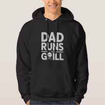 Papa betreibt den Grill BBQ 