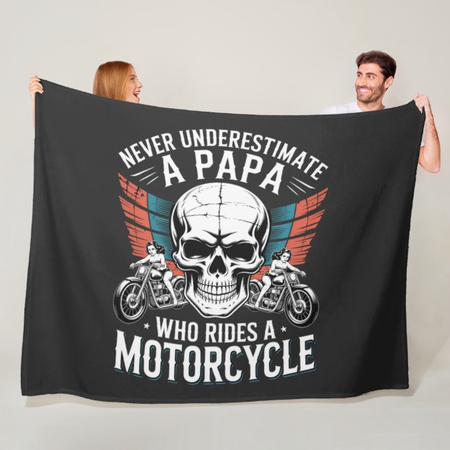 Papa Biker, der ein Motorrad fährt Fleecedecke (Beispiel)