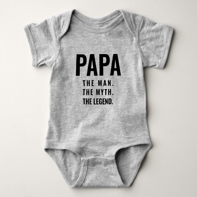 PAPA. DER MANN. DER MYTH. DIE LEGENDE. BABY STRAMPLER (Vorderseite)